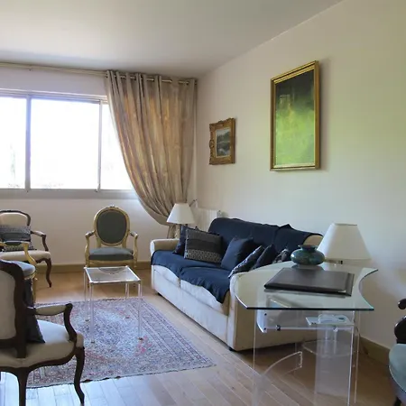 Chic With Local Vibe And Metro Access Apartment