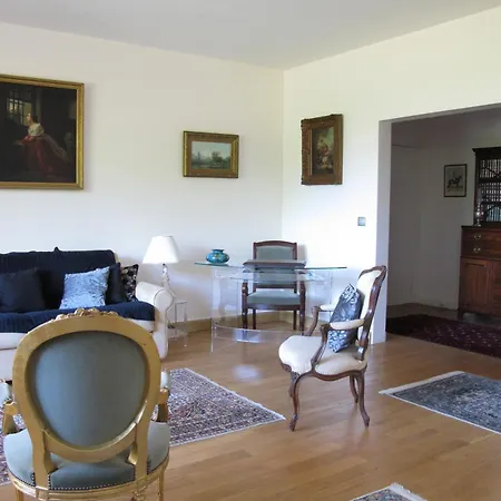 Chic With Local Vibe And Metro Access Apartment
