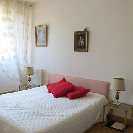 Chic With Local Vibe And Metro Access Apartment *