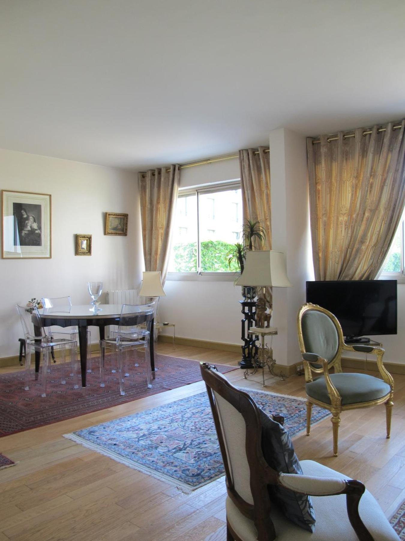 Chic With Local Vibe And Metro Access