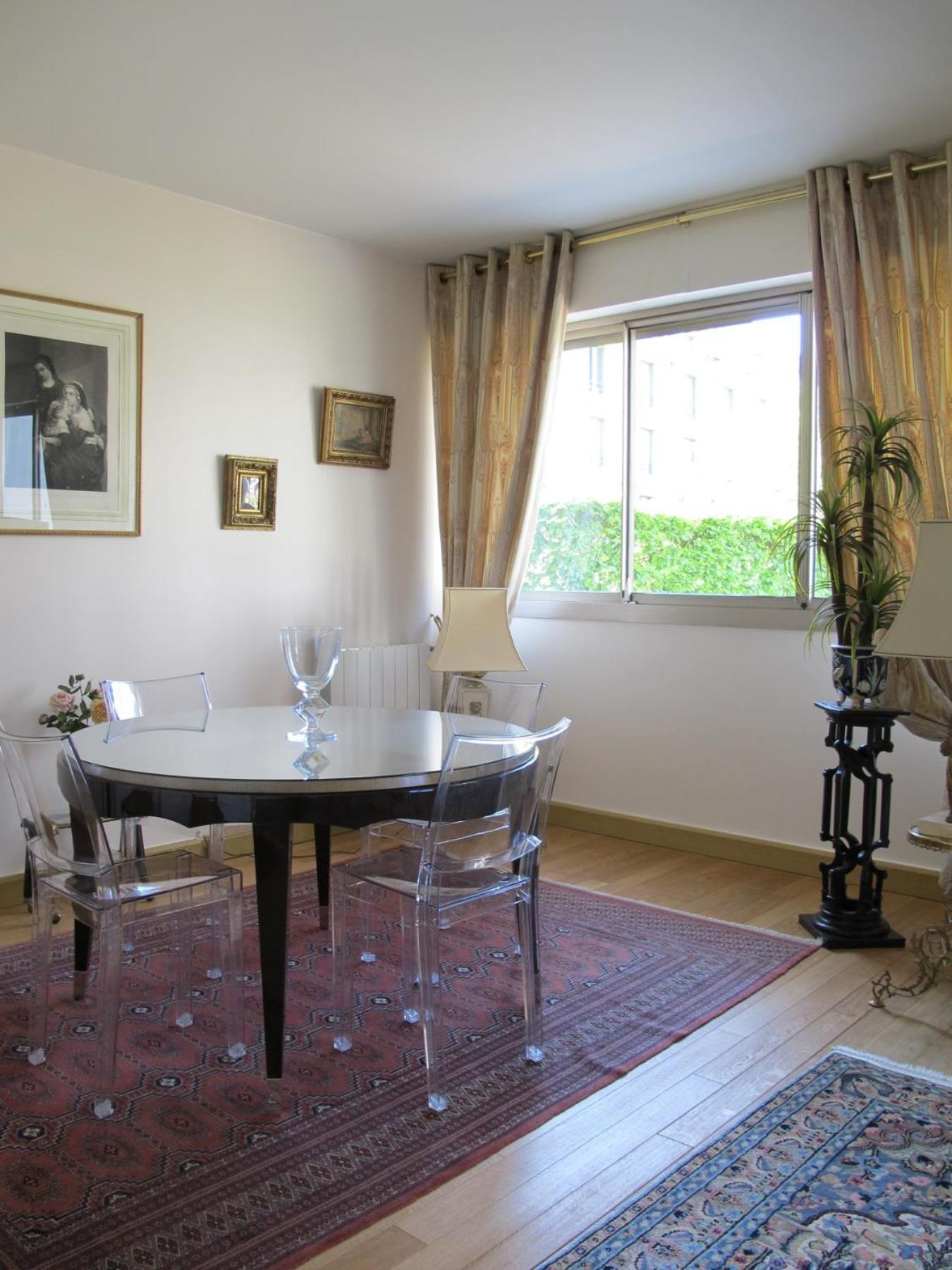 Chic With Local Vibe And Metro Access *